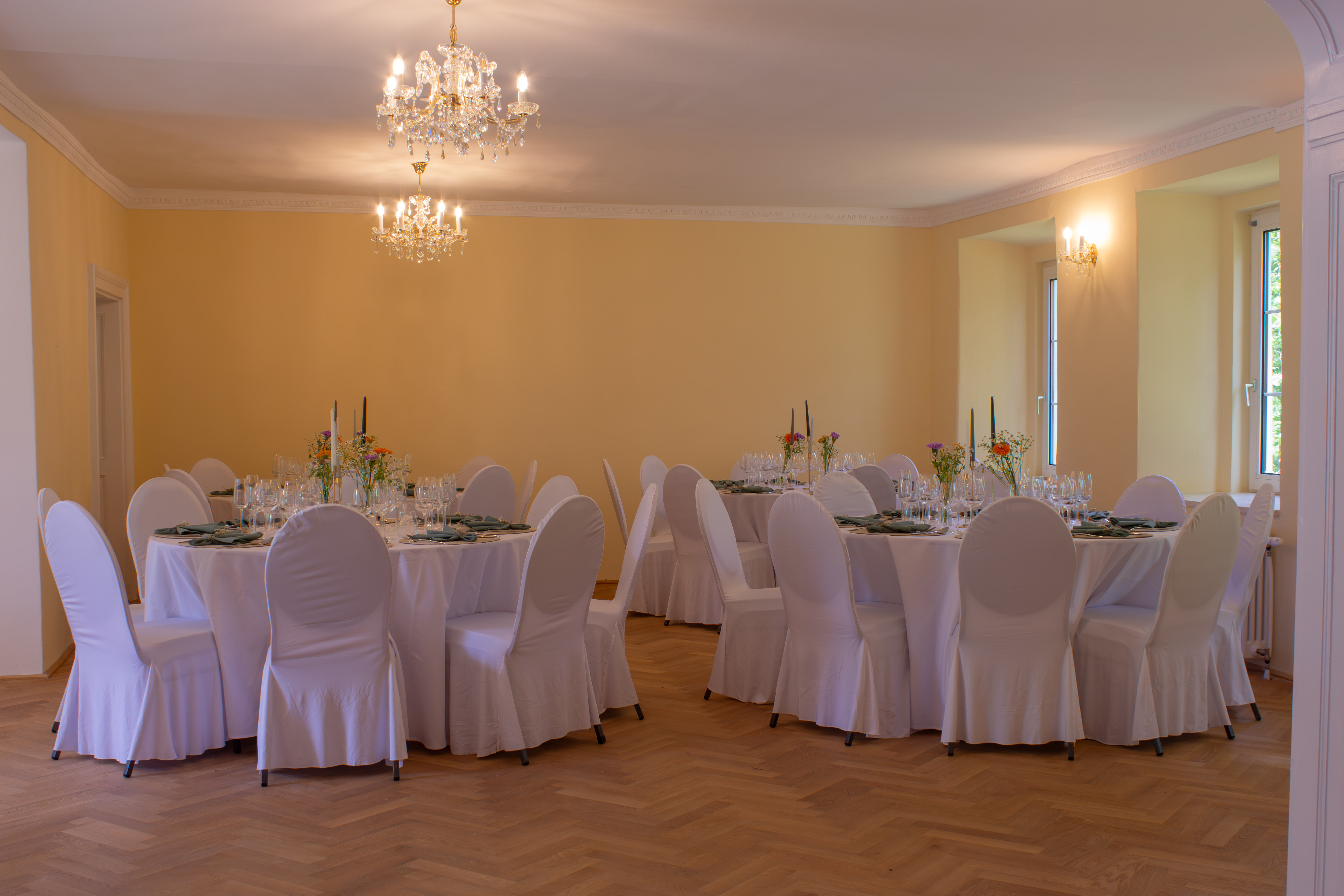 Lichtdurchfluteter Saal I mit Galerie