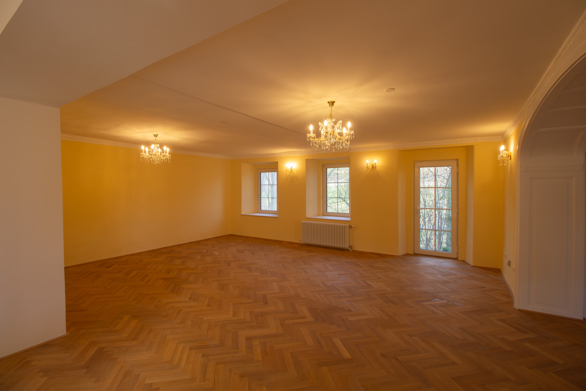 Wohnlicher Raum in der Hochzeitssuite