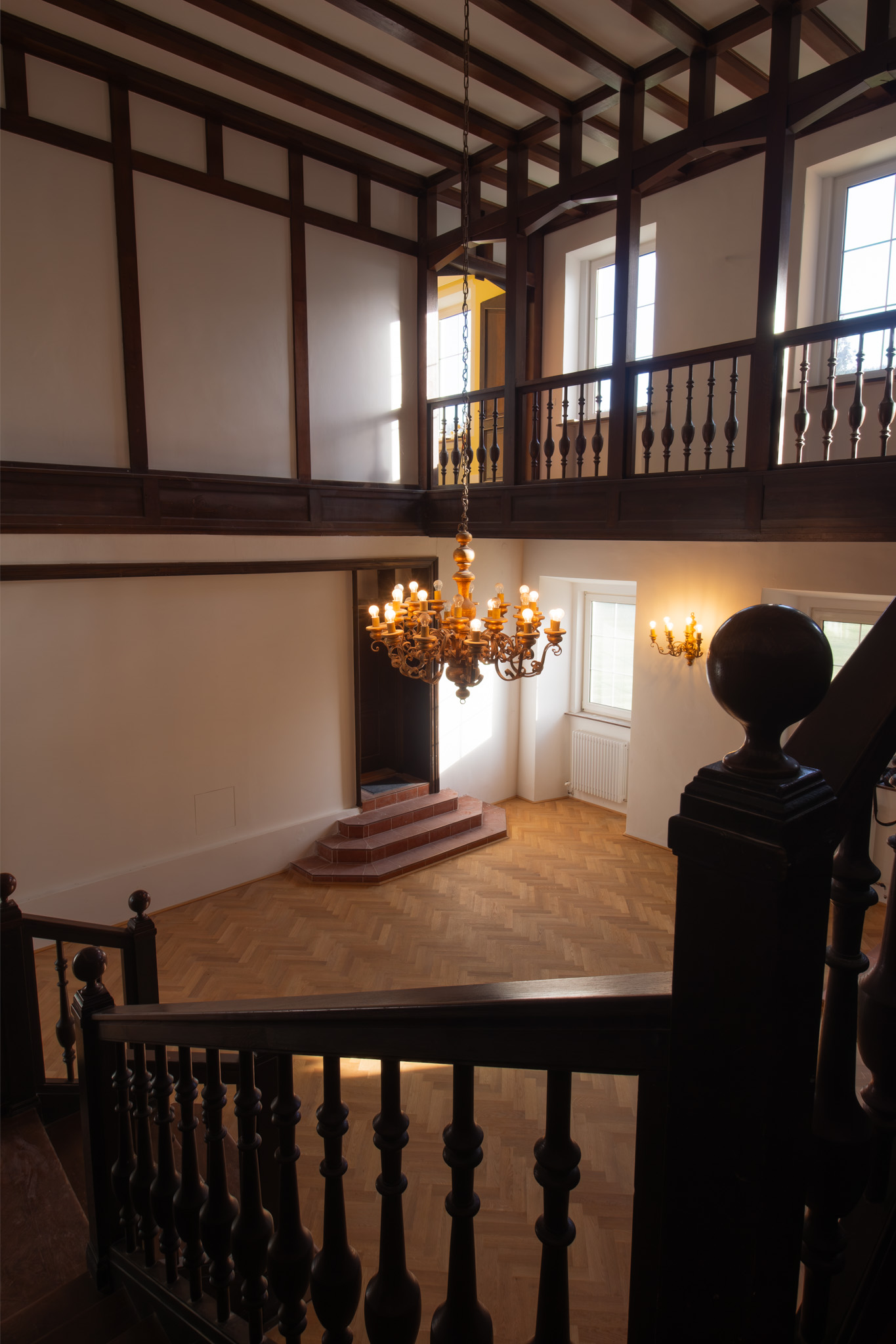 Historischer Innenraum mit Galerie und Kronleuchter